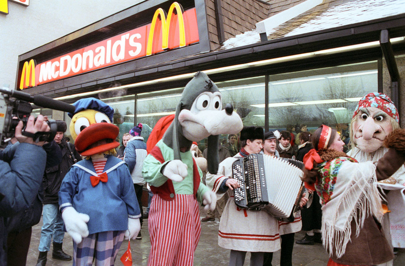 ITAR-TASS: USSR, MOSCOW. McDonalds opening its first restaurant in Pushkin square in Moscow. People standing in a queue near the entrance. (Photo ITAR-TASS / Vitaly Sozinov)